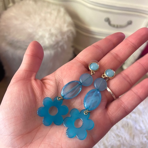 Urban Outfitters Blue Flower Acrylic Plastic Dangle Drop & Linear Earring Women - Picture 2 of 4